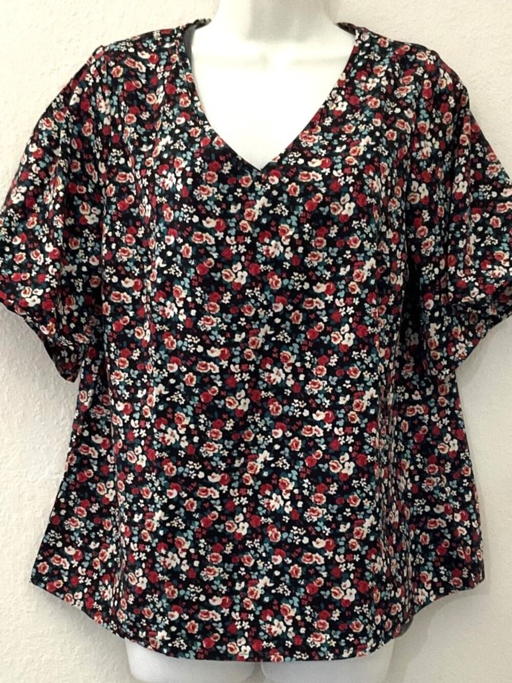 Emery Rose Floral Top V-Neck Lightweight Blouse Size M